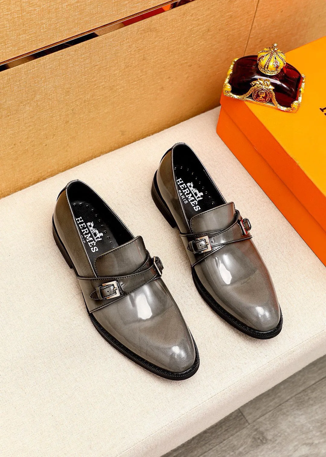 Men's shoes 💰480💐 Product trademark: HERMES "Hermès" business leather shoes Regular size: 38-44 (45🉑️customized) Product materials: Selected imported first-layer open-edge beaded calfskin upper, imported water-dyed 🐂 cowhide lining. Strong three-dimensional visual effect, non-slip and wear-resistant combination outsole Color: 2⃣️colors available